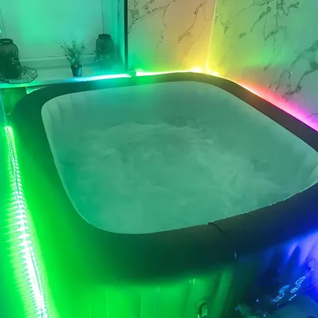 *luxury 9ine Lush Jacuzzi & Balcony* * Birmingham
