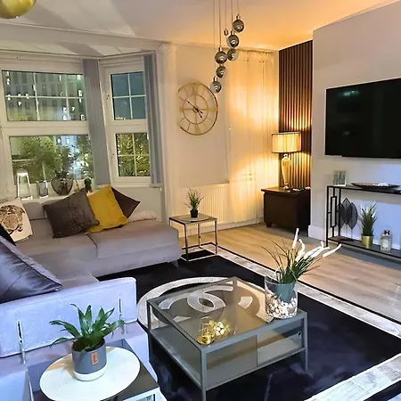 *luxury 9ine Lush Jacuzzi & Balcony* Apartment *