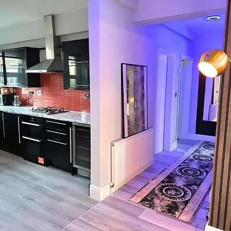 *luxury 9ine Lush Jacuzzi & Balcony* Apartment
