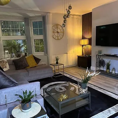 *luxury 9ine Lush Jacuzzi & Balcony* Apartment *